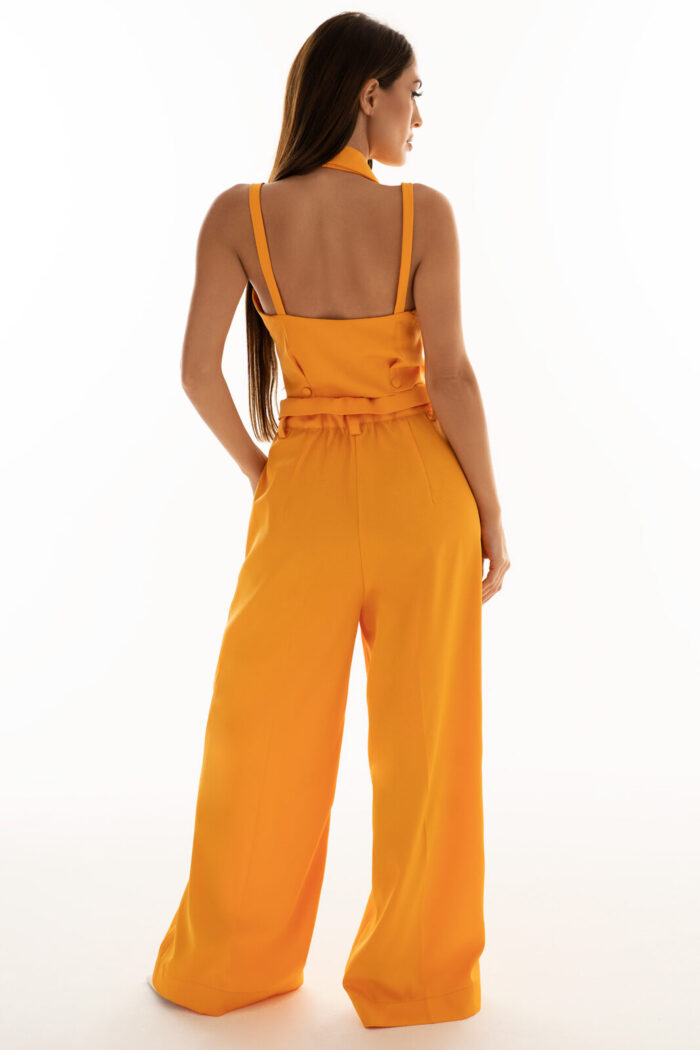 Woman Wearing High-Rise Trousers With Pockets